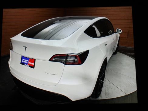 Used 2021 Tesla Model Y Long Range image 11