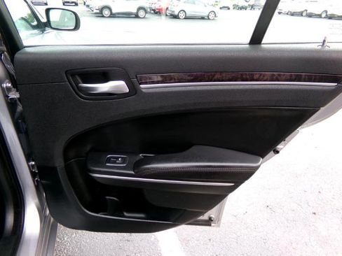 Used 2018 Chrysler 300 Limited image 39