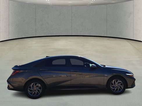 Used 2024 Hyundai Elantra SEL image 5