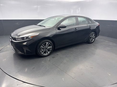 Used 2024 Kia Forte LXS image 2