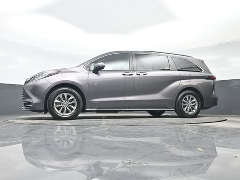 Used 2021 Toyota Sienna XLE image 27