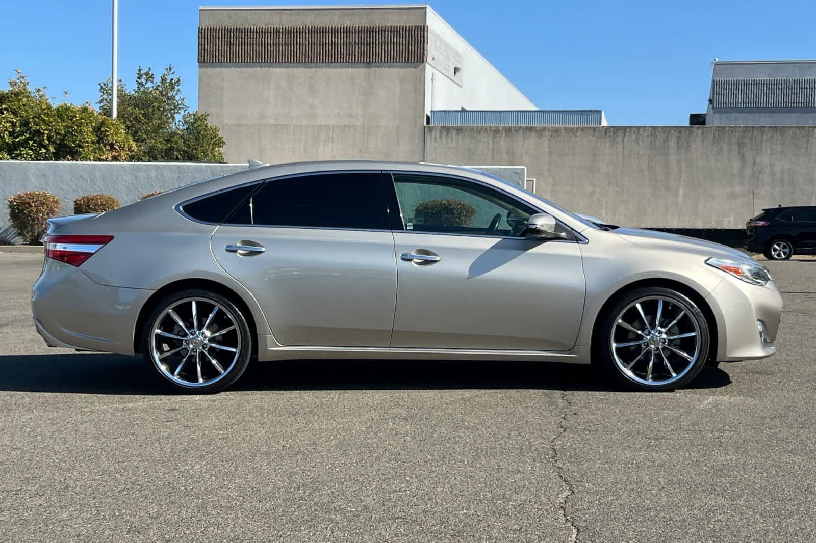 Used 2013 Toyota Avalon Limited w/ Technology Pkg FWD image 6