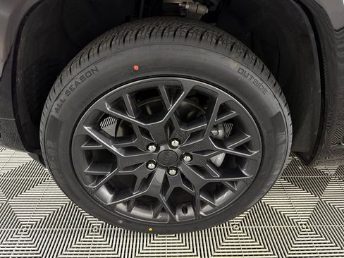Used 2025 Jeep Grand Cherokee L Summit w/ Obsidian Package AWD/4WD image 11