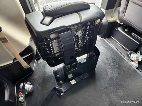 Used 2022 Chrysler Voyager LX image 51