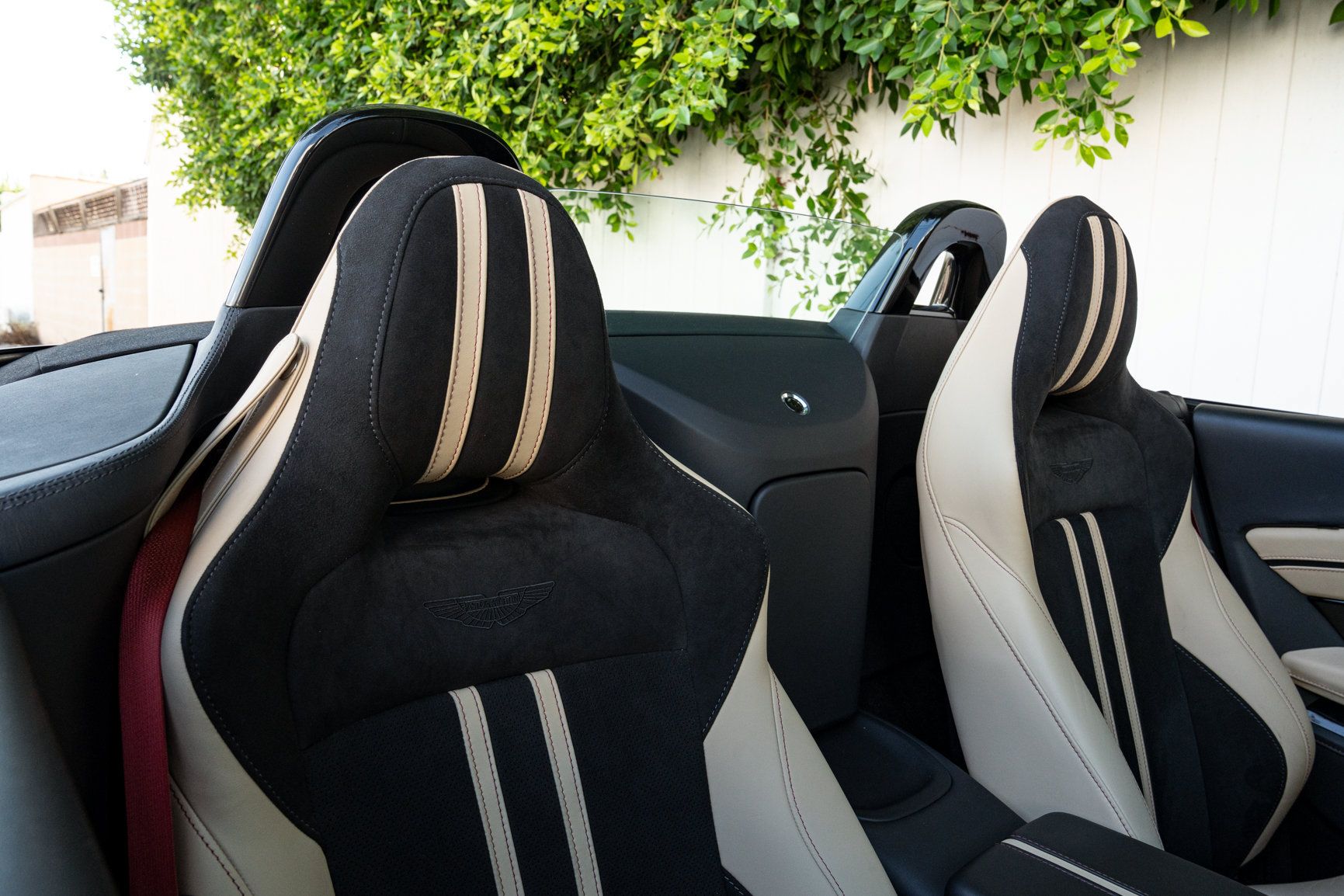 Used 2023 Aston Martin V8 Vantage Roadster RWD image 32