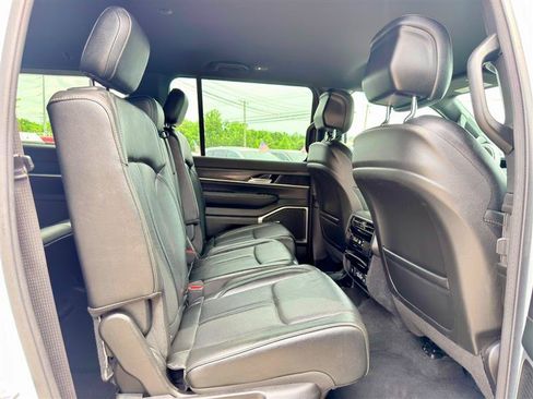 Used 2024 Jeep Wagoneer L Series II RWD image 28
