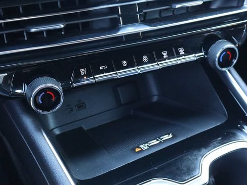 Used 2024 Chevrolet Traverse RS FWD image 28