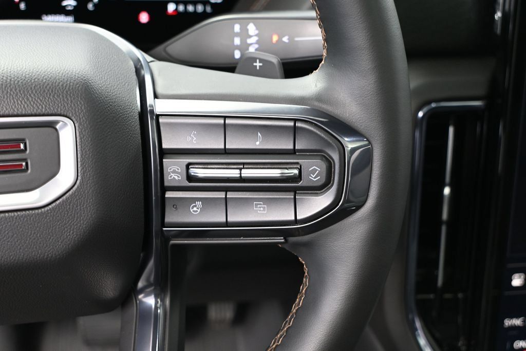 Used 2025 GMC Yukon AT4 AWD/4WD image 25