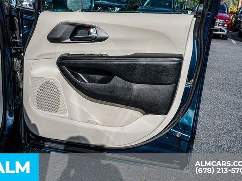 Used 2022 Chrysler Pacifica Touring-L image 57