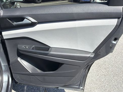 Used 2022 Volkswagen Taos SE w/ Panoramic Sunroof Package FWD image 16