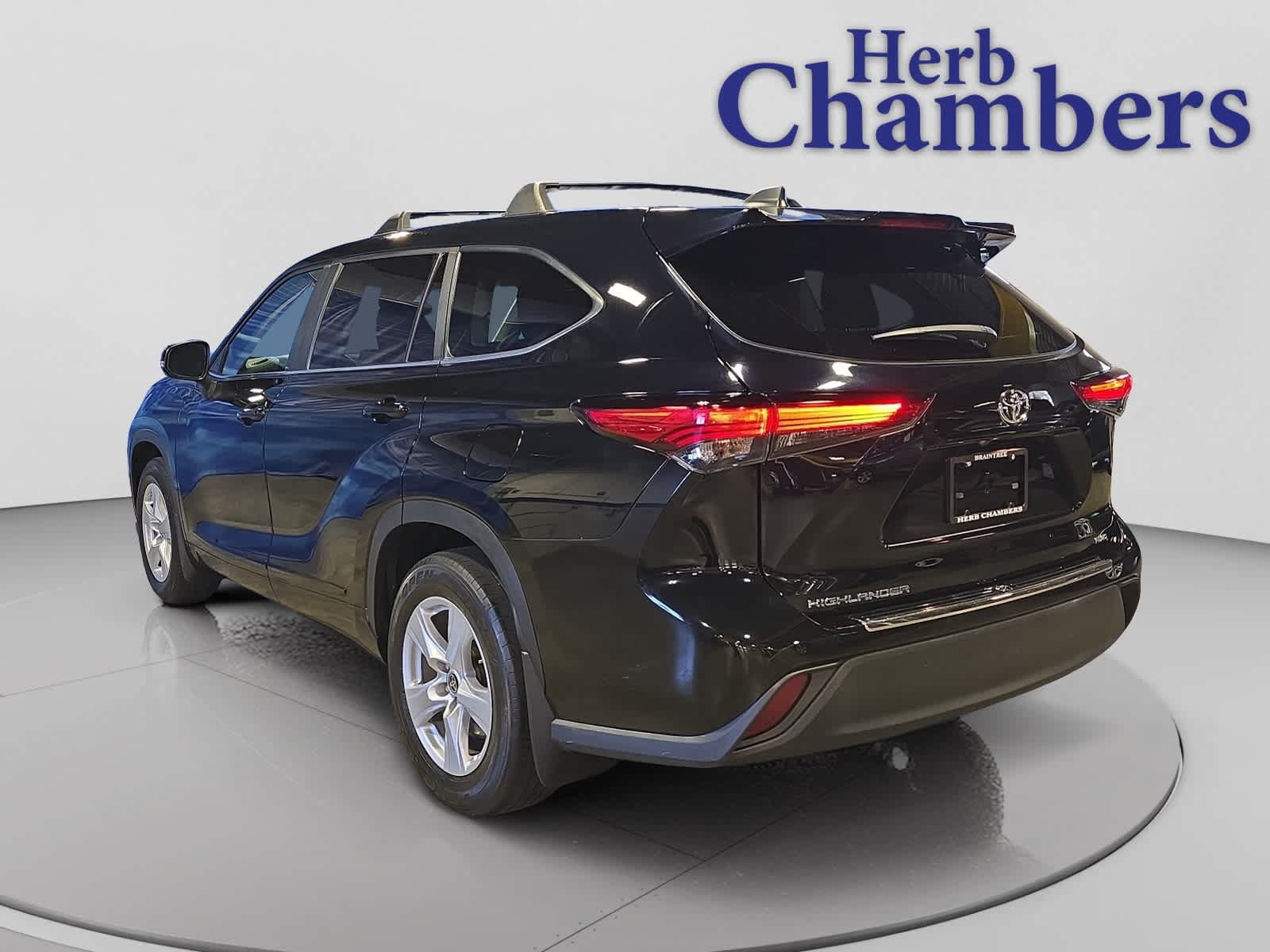 Used 2023 Toyota Highlander L AWD/4WD image 3