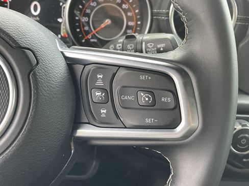 Used 2020 Jeep Wrangler Unlimited Sahara AWD/4WD image 31