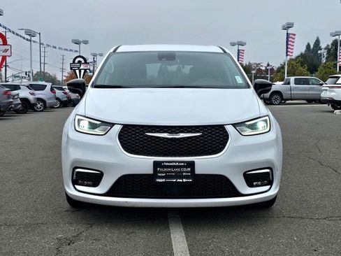 Certified 2024 Chrysler Pacifica Touring-L image 2