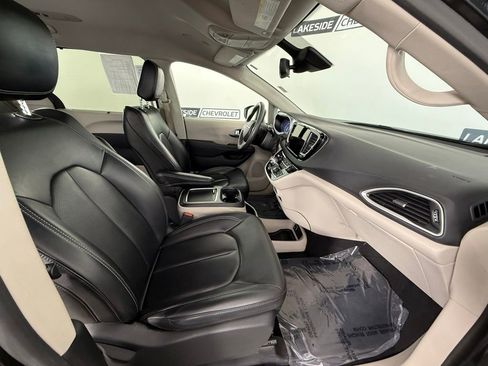 Used 2023 Chrysler Pacifica Touring-L FWD image 17