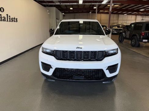 Used 2024 Jeep Grand Cherokee Altitude AWD/4WD image 6