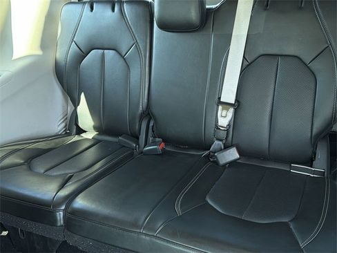 Used 2024 Chrysler Pacifica Touring-L image 10