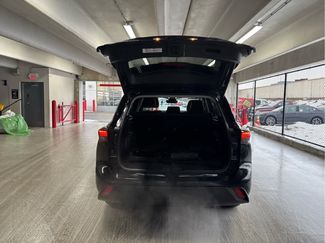Used 2023 Toyota Highlander XLE video 2
