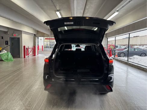Used 2023 Toyota Highlander XLE image 2