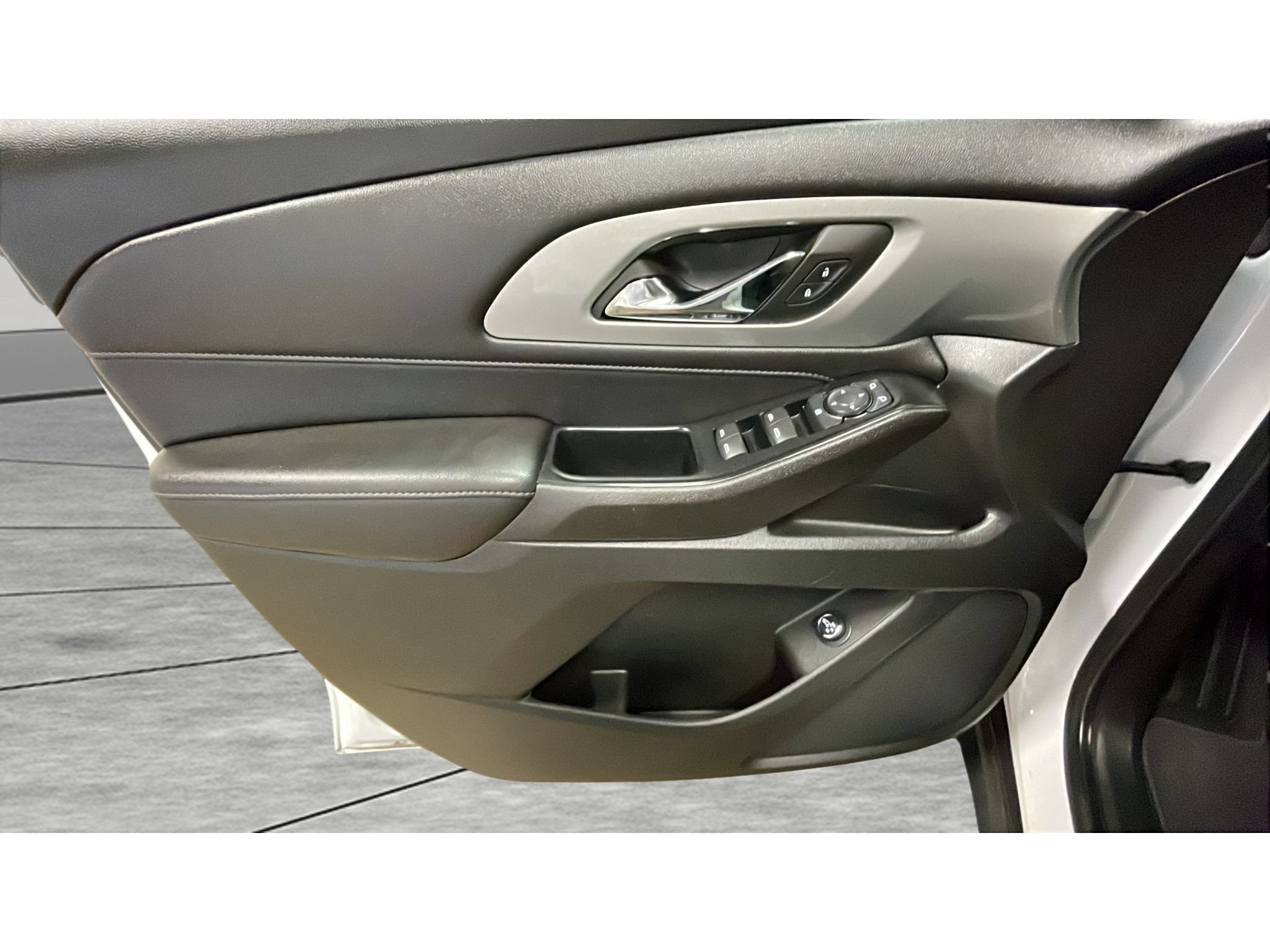 Used 2023 Chevrolet Traverse LT AWD/4WD image 9