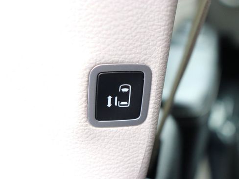 Used 2024 Chrysler Pacifica Touring-L FWD image 31