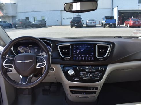 Used 2020 Chrysler Pacifica Touring-L Plus w/ Tire & Wheel Group image 36