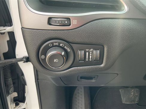 Used 2019 Jeep Cherokee Latitude Plus w/ Cold Weather Group image 16