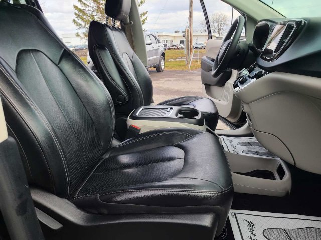 Used 2022 Chrysler Pacifica Touring-L FWD image 19