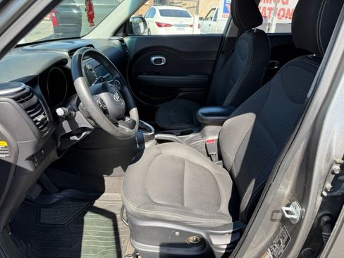 Used 2016 Kia Soul + FWD image 12