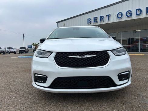 Used 2024 Chrysler Pacifica Touring-L image 2