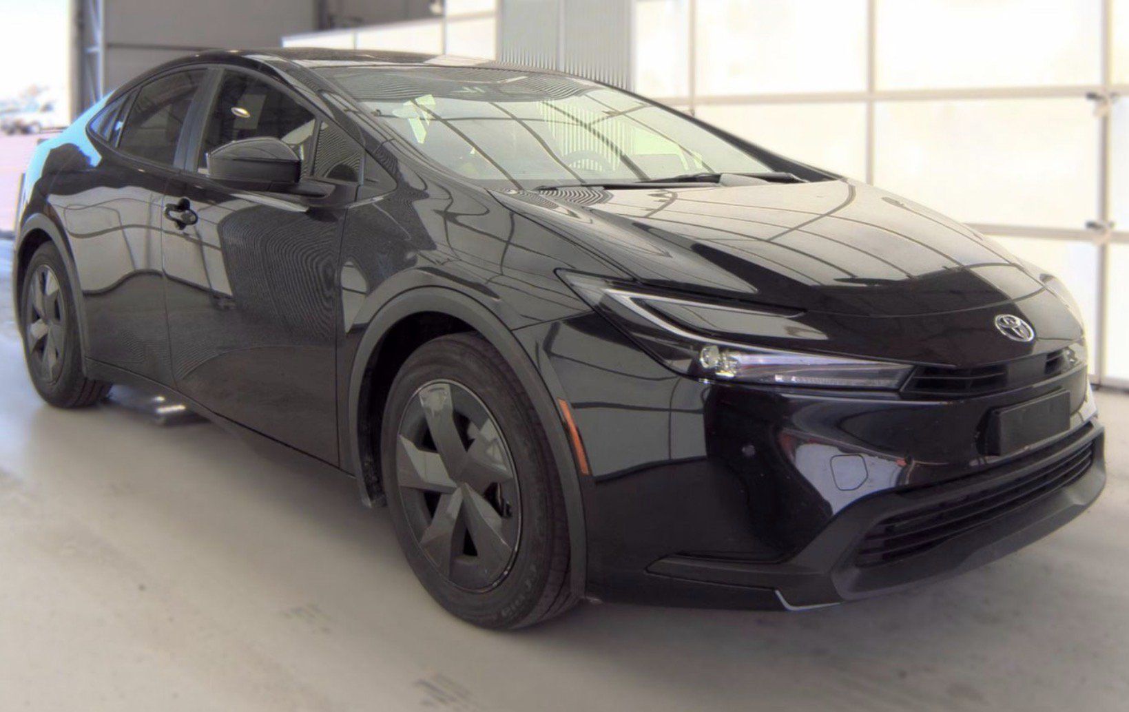 Used 2025 Toyota Prius LE FWD image 2