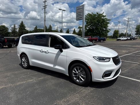 Used 2024 Chrysler Pacifica Touring-L AWD/4WD image 1