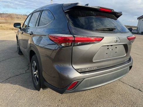 Used 2023 Toyota Highlander XLE image 16
