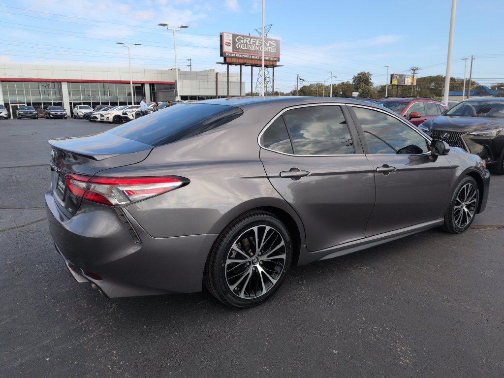 Used 2018 Toyota Camry SE w/ Accessory Appearance Package FWD image 5