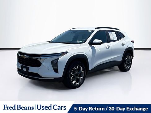 Used 2025 Chevrolet Trax LT FWD image 3