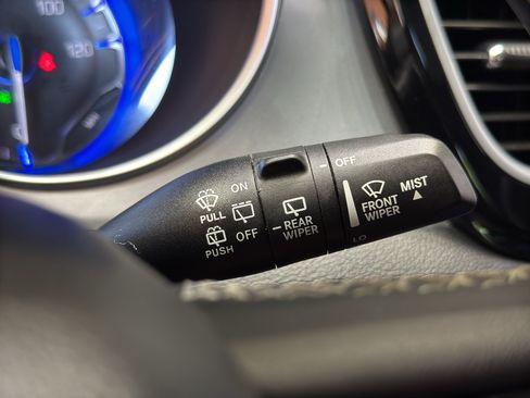 Used 2025 Chrysler Pacifica Limited FWD image 26