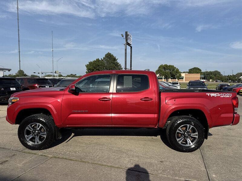 Used 2016 Toyota Tacoma TRD Sport w/ Towing Package AWD/4WD image 3