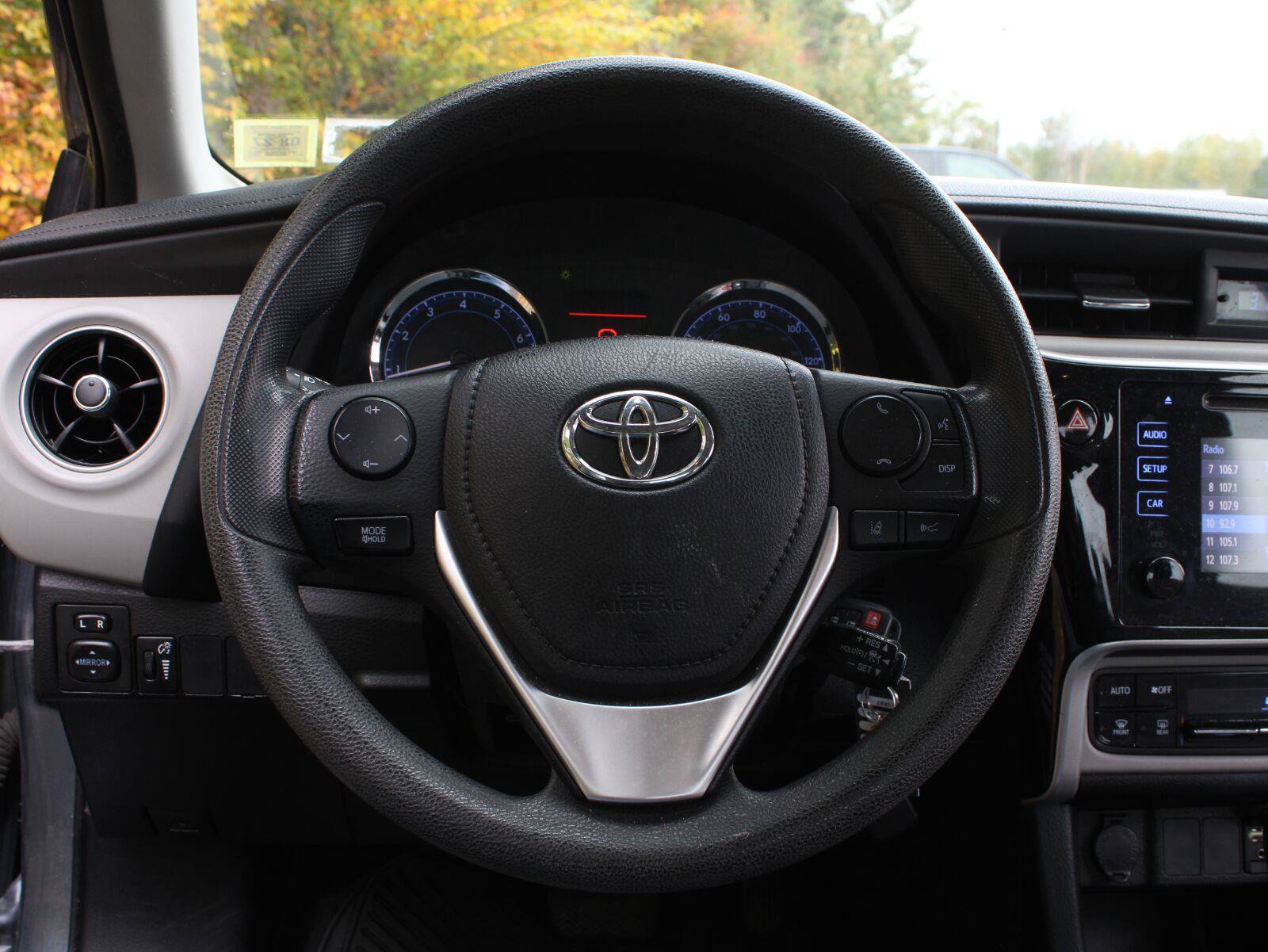 Used 2018 Toyota Corolla LE FWD image 11