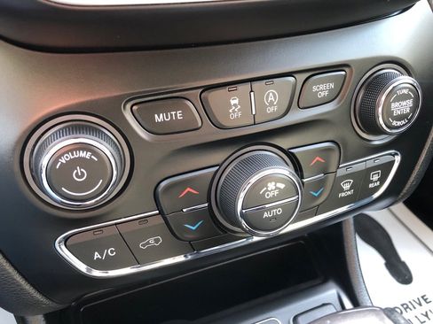 Used 2019 Jeep Cherokee Limited w/ Trailer Tow Group image 31