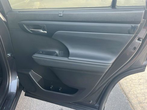 Used 2022 Toyota Highlander XLE image 16