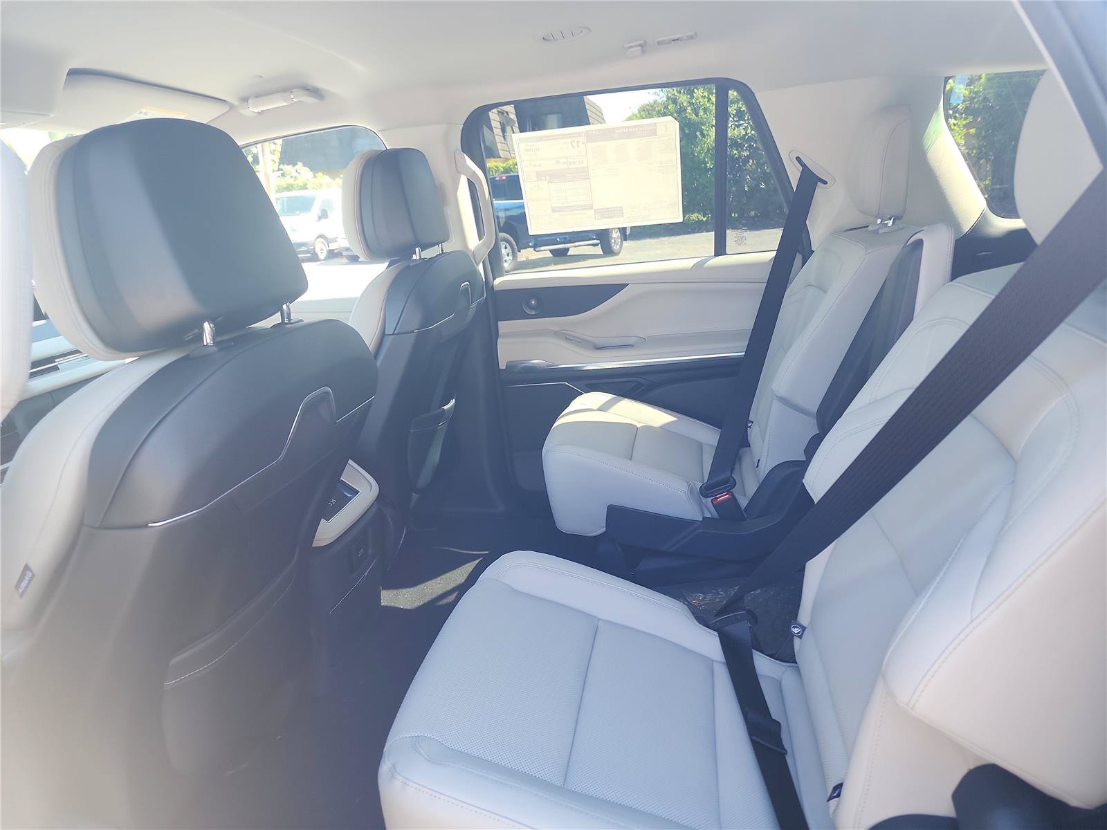 New 2026 Lincoln Navigator Premiere AWD/4WD image 17