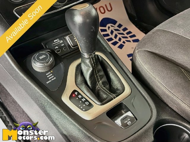 Used 2018 Jeep Cherokee Latitude w/ Cold Weather Group AWD/4WD image 16