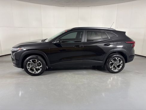 Used 2025 Chevrolet Trax LT FWD image 5