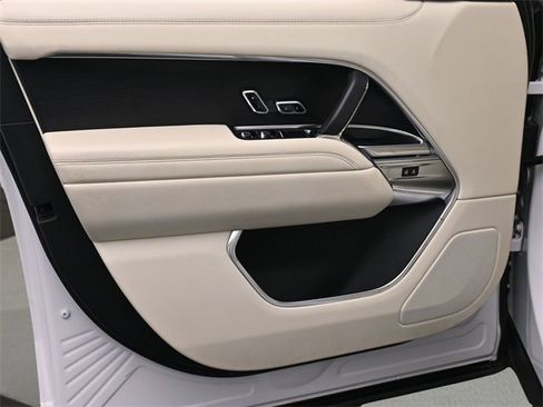 Used 2023 Land Rover Range Rover SE image 9