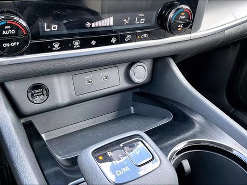 Used 2025 Nissan Rogue SV AWD/4WD image 15