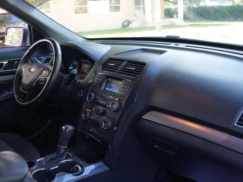 Used 2018 Ford Explorer XLT FWD image 12