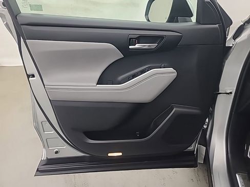 Used 2022 Toyota Highlander XLE image 25