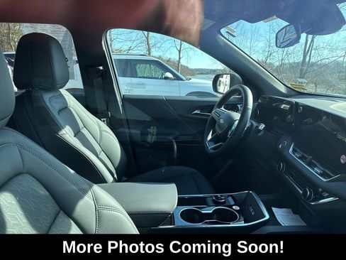 Used 2026 Chevrolet Equinox LT w/ Convenience Package II image 2