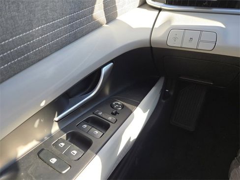 New 2025 Hyundai Elantra Limited image 21