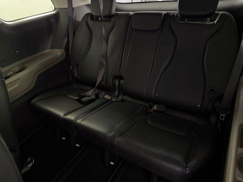 Used 2025 Kia Carnival image 28