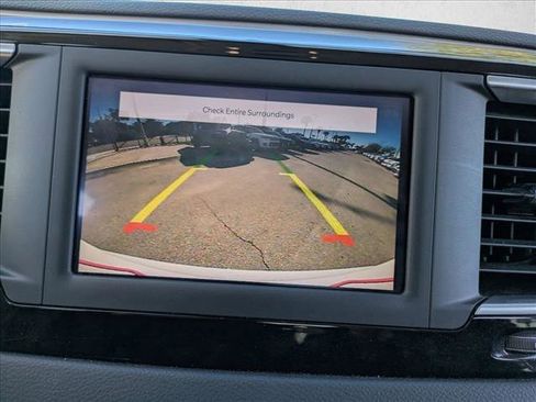 Used 2022 Chrysler Voyager LX image 13